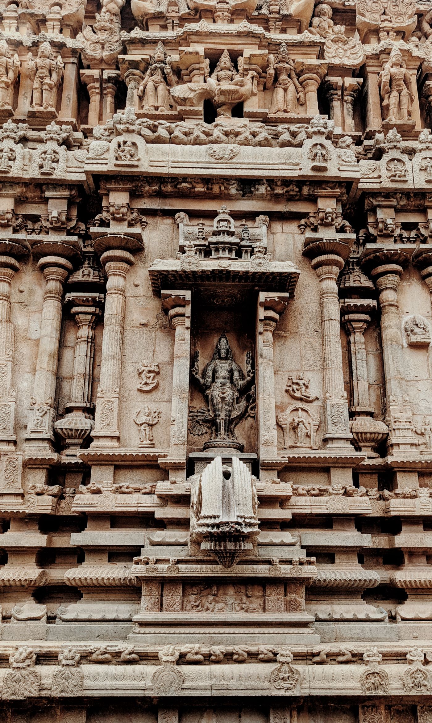 मंदिराचा दर्शनी भाग